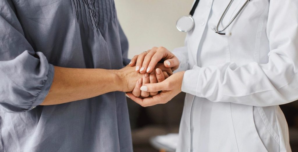 Ärztin mit Patientin