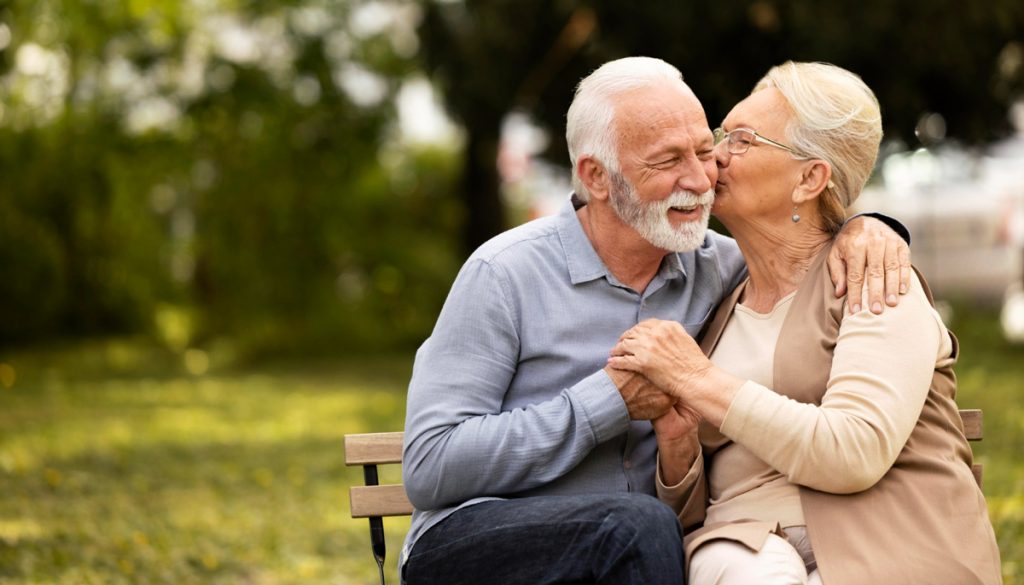 Älteres Paar auf einer Bank