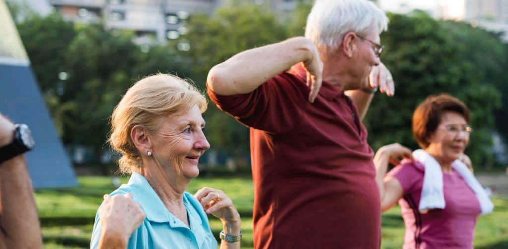 Senioren beim Armkreisen