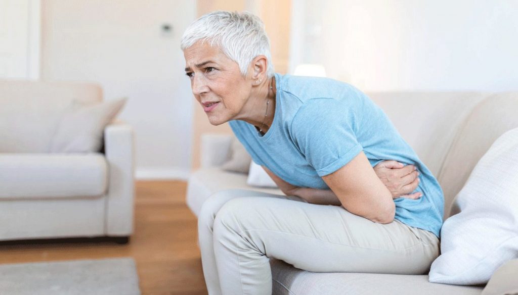 Frau mit Bauchschmerzen