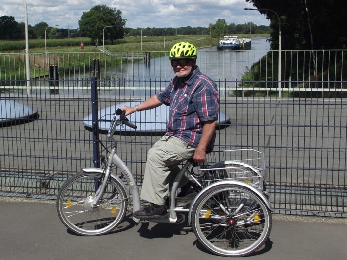 gut behelmt auf drei Rädern