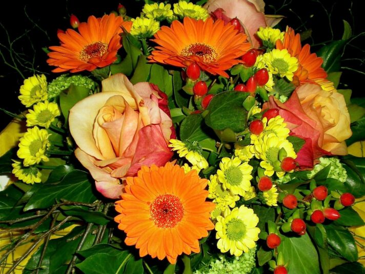 blumen-arrangement-689e9a6d-39be-4981-82ea-1aa984046275