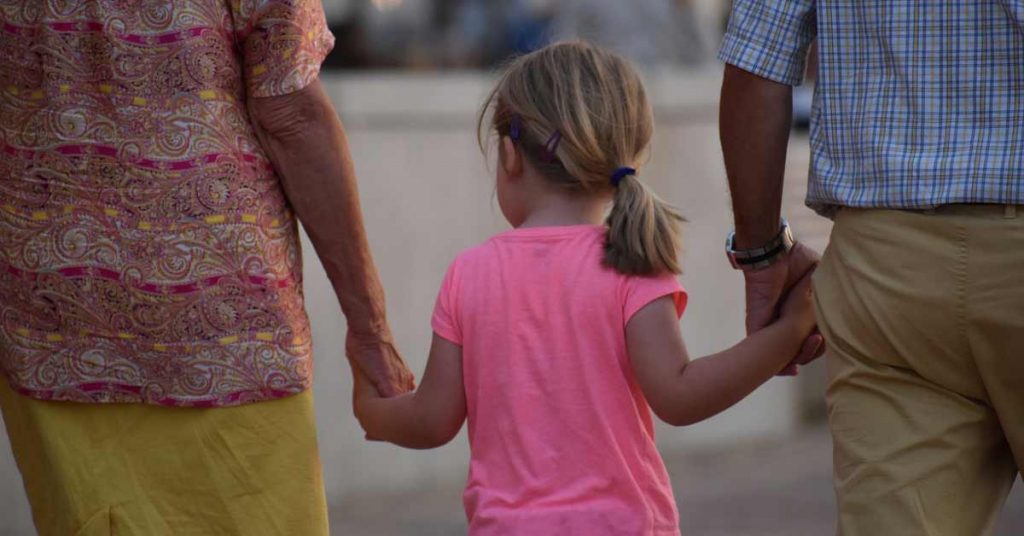 Enkelkind mit Oma und Opa