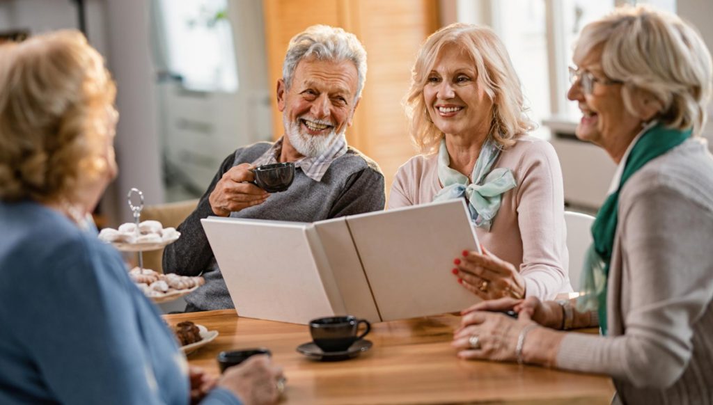 Gruppe von Senioren schwelgt in Erinnerungen