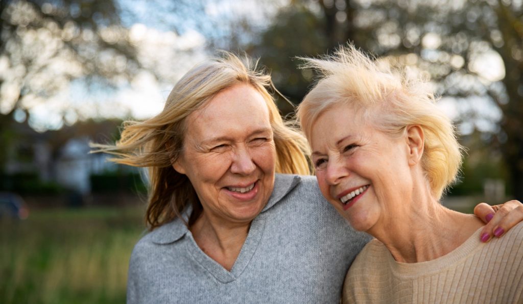 Freundinnen freuen sich im Alter