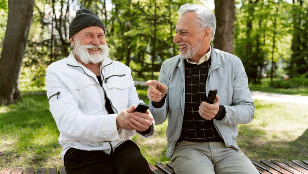 Freundschaftlich lachende ältere Männder