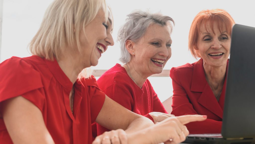 Seniorinnen lernen in einer Gruppe