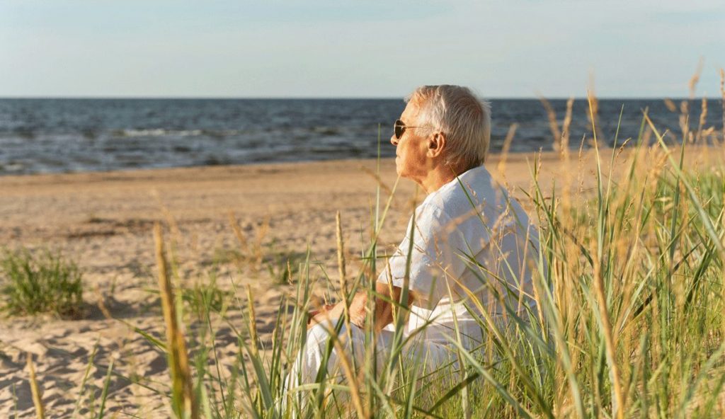 Enstpannter älterer Mann am Strand