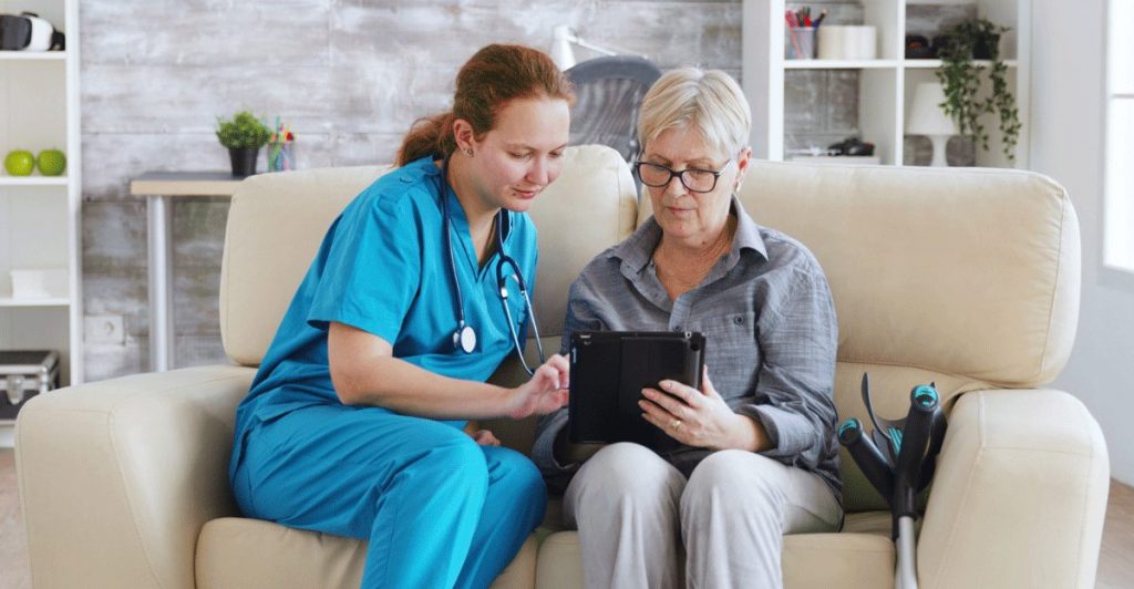 Pflegerin mit Pflegebedürftiger und Pflegetagebuch