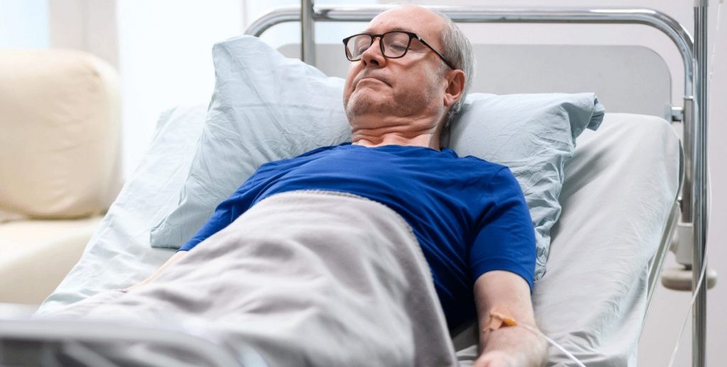 Mann im Pflegebett