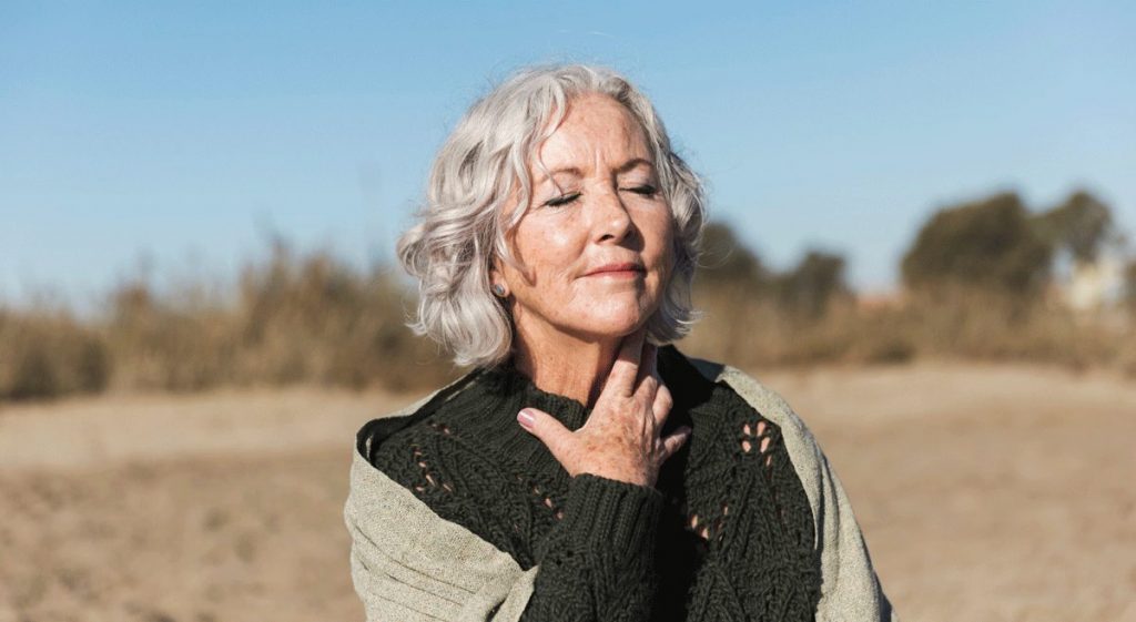 Frau übt Selbstvorsorge