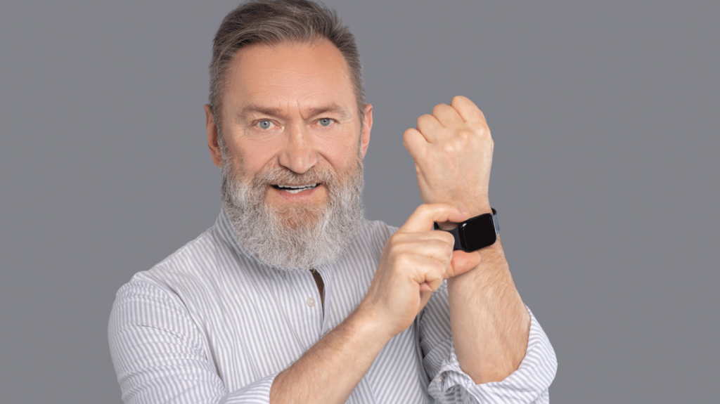 Älterer Mann mit Smartwatch