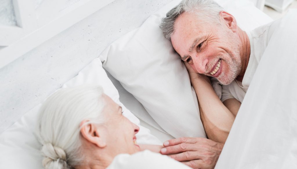 Senioren im Bett