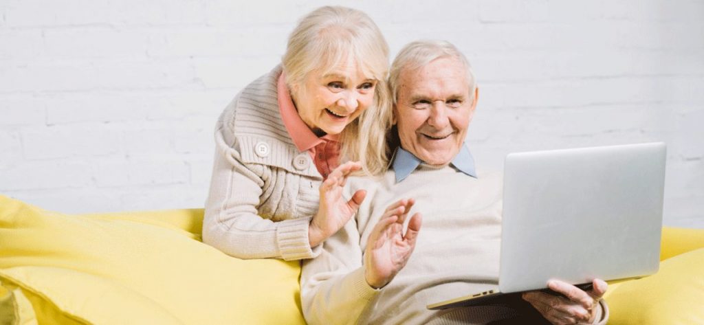 Senioren mit Computer