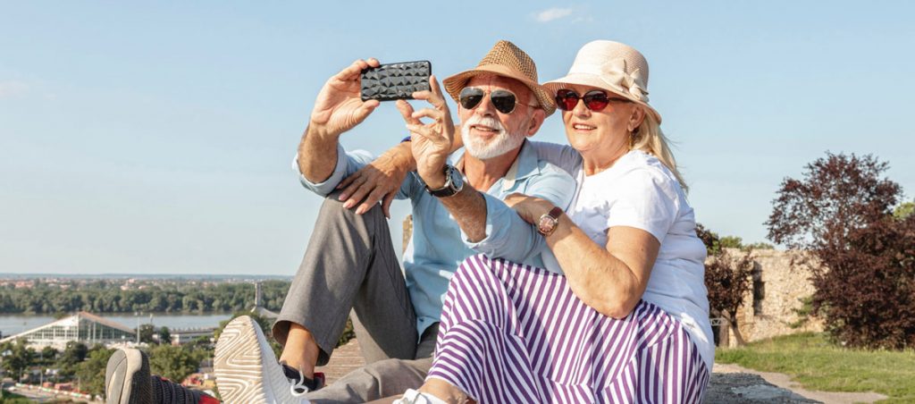 Seniorenpaar auf Reise