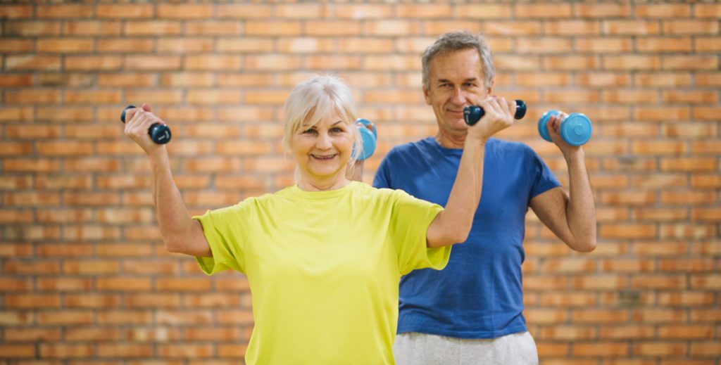 Zwei Senioren stemmen Gewichte