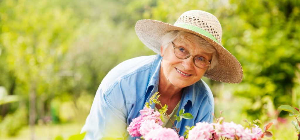 Seniorin im Garten