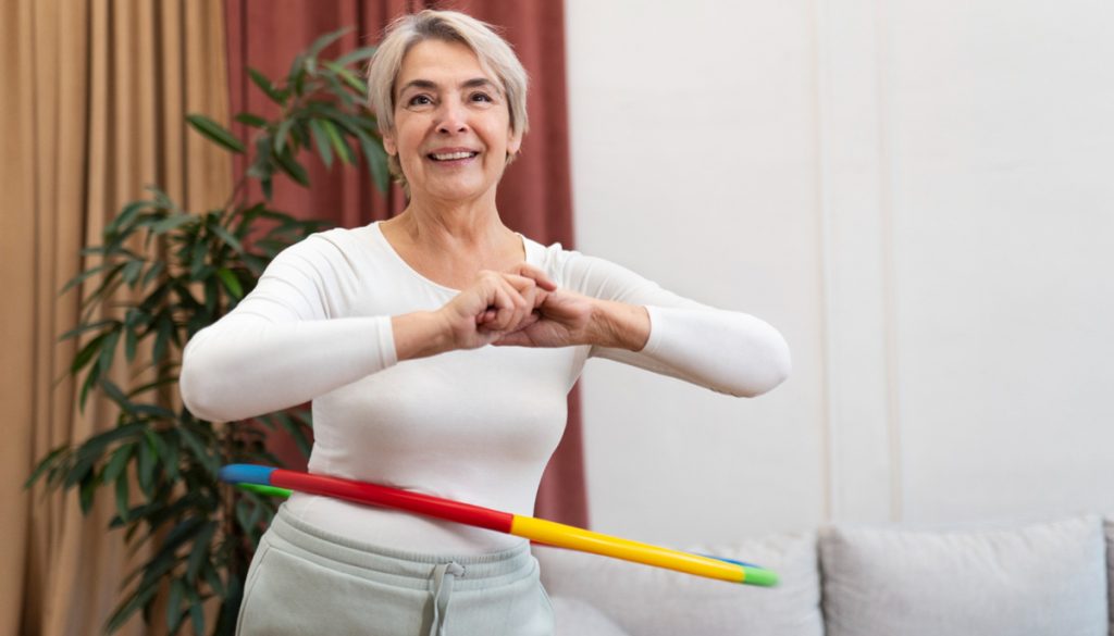 Seniorin treibt Sport