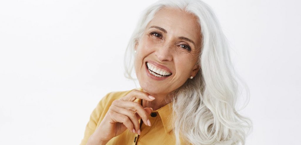 Seniorin mit strahlendem Lächeln