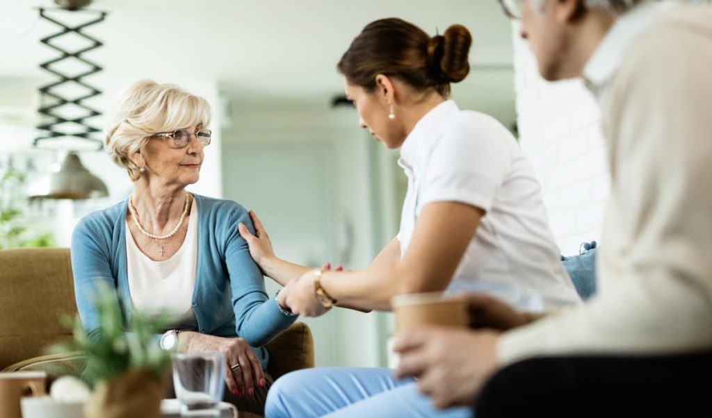 Unterstützung einer Seniorin