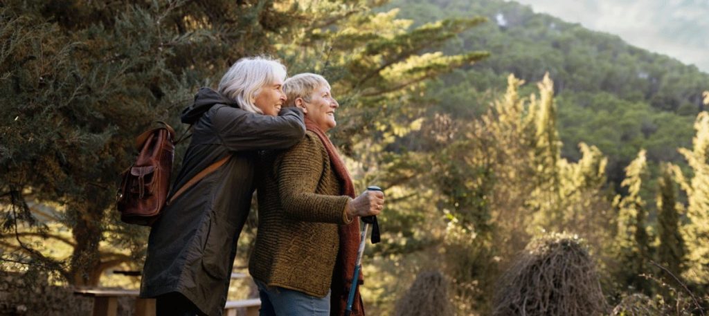 Seniorinnen beim Wandern