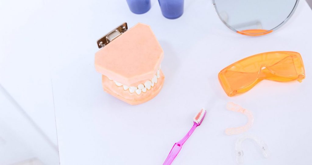 Reinigung der Zahnprothese